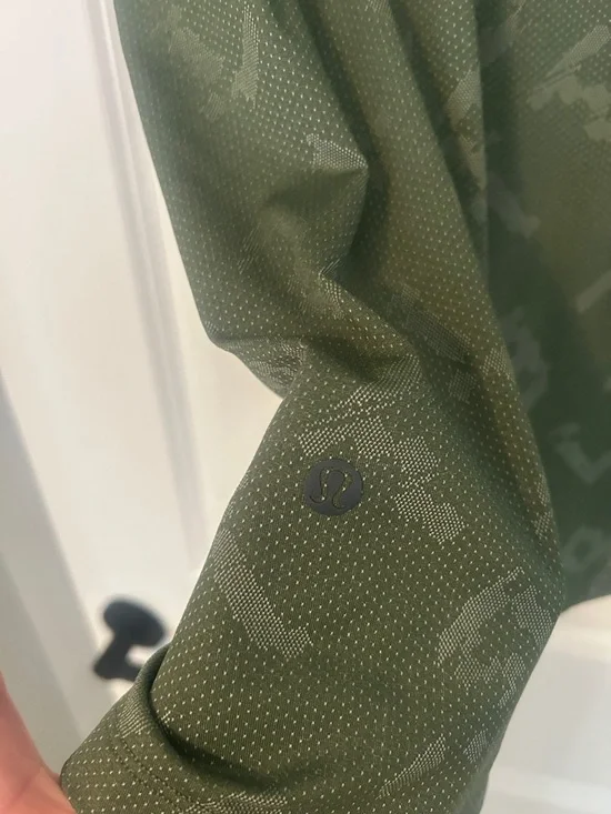 Lululemon Men’s Textured Training Short Sleeve Shirt - Picture 4 of 4